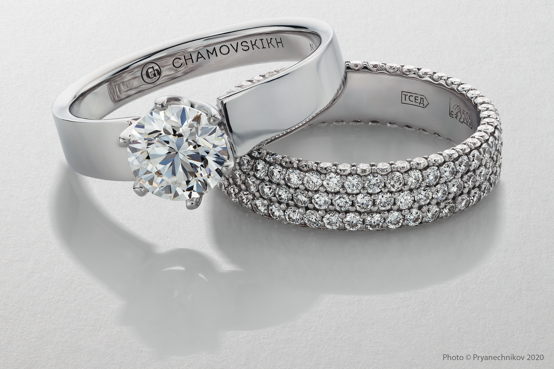 Рекламное фото ювелирных изделий с бриллиантами и драгоценными камнями