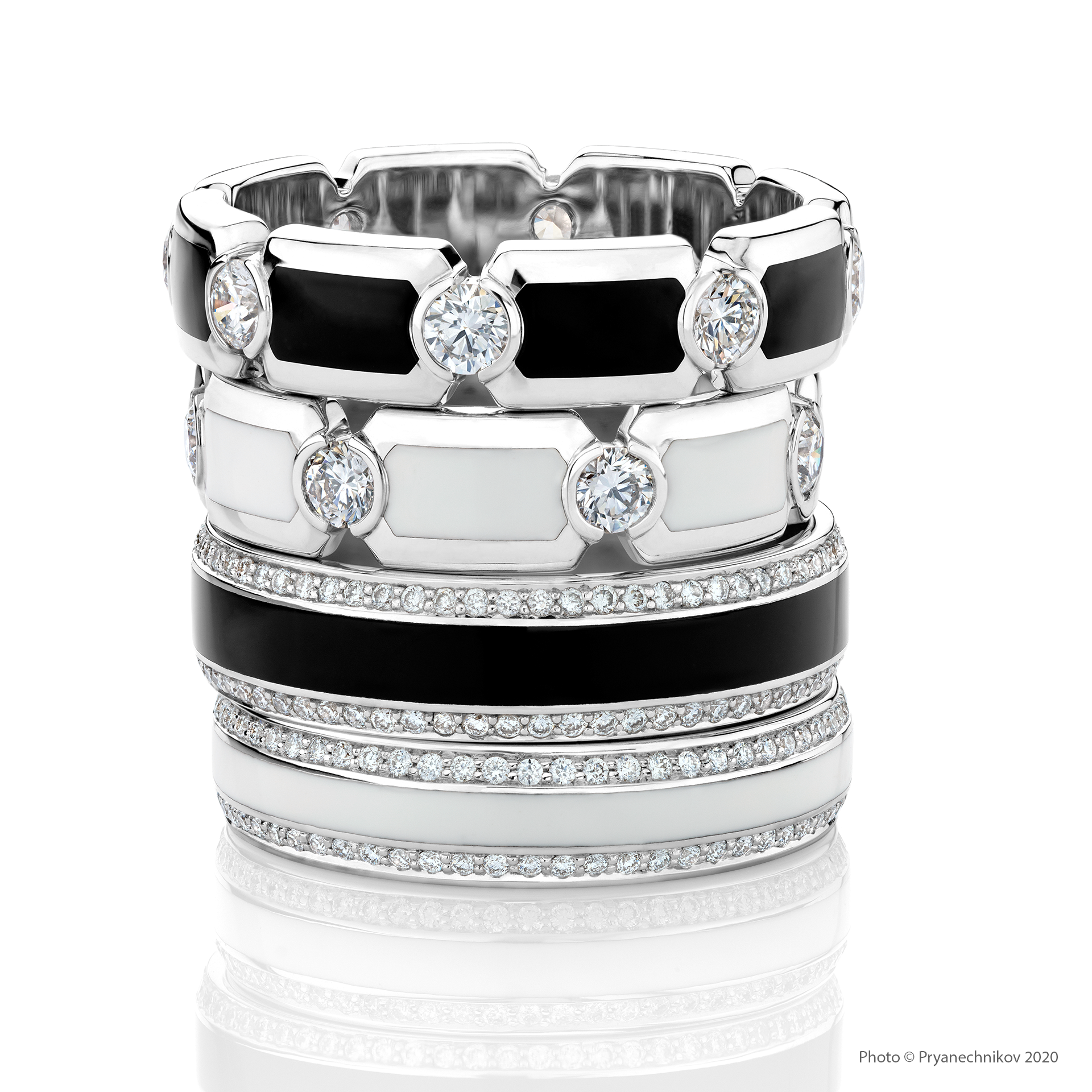 Рекламное фото ювелирных изделий с бриллиантами и драгоценными камнями