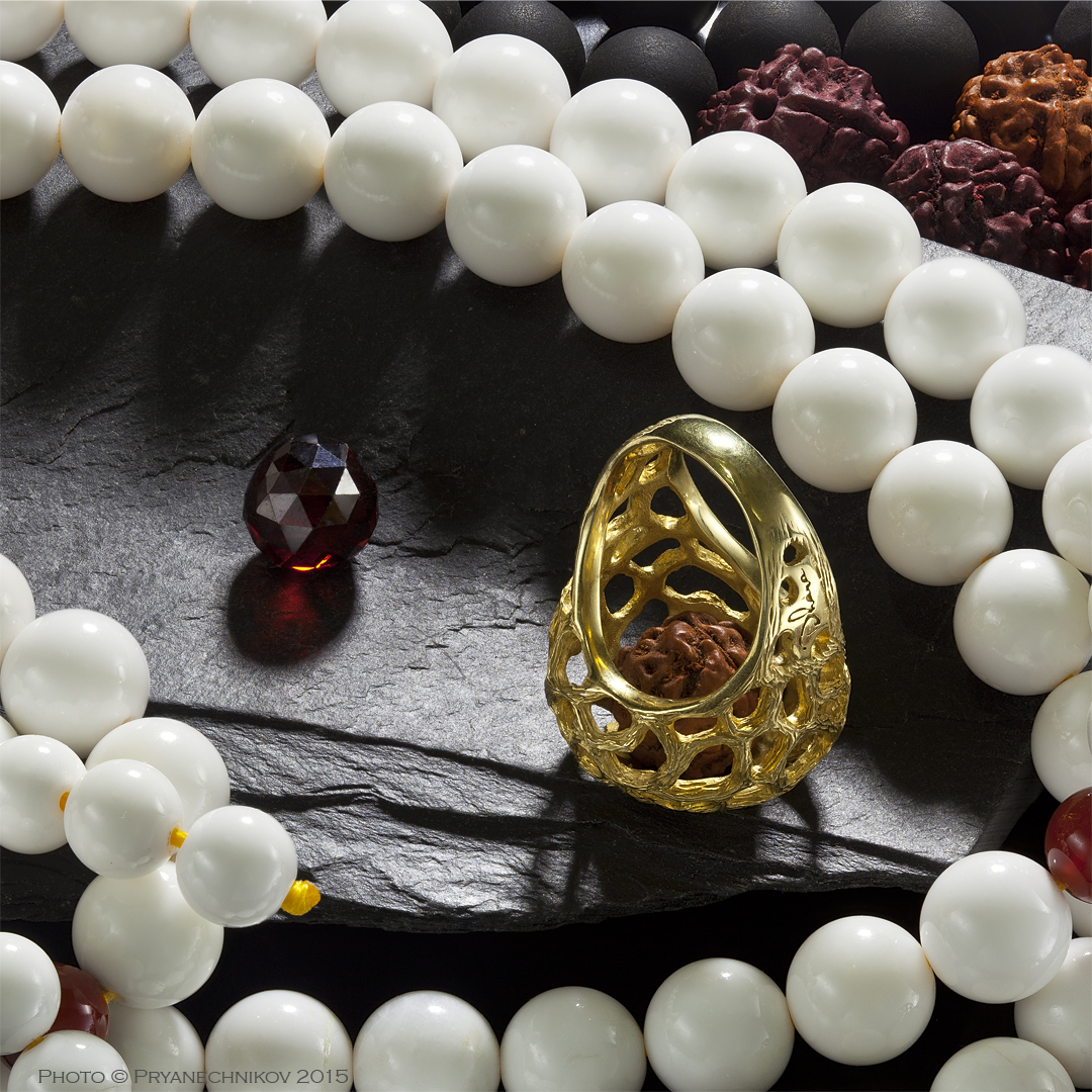 Рекламное фото ювелирных изделий драгоценных камней предметки