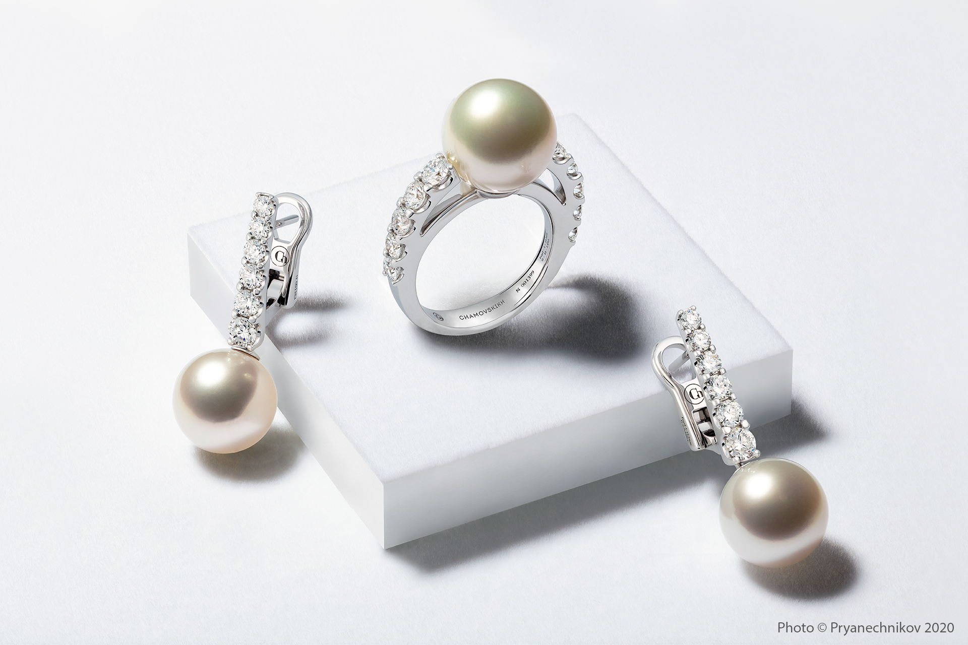 Рекламное фото ювелирных изделий с бриллиантами и драгоценными камнями