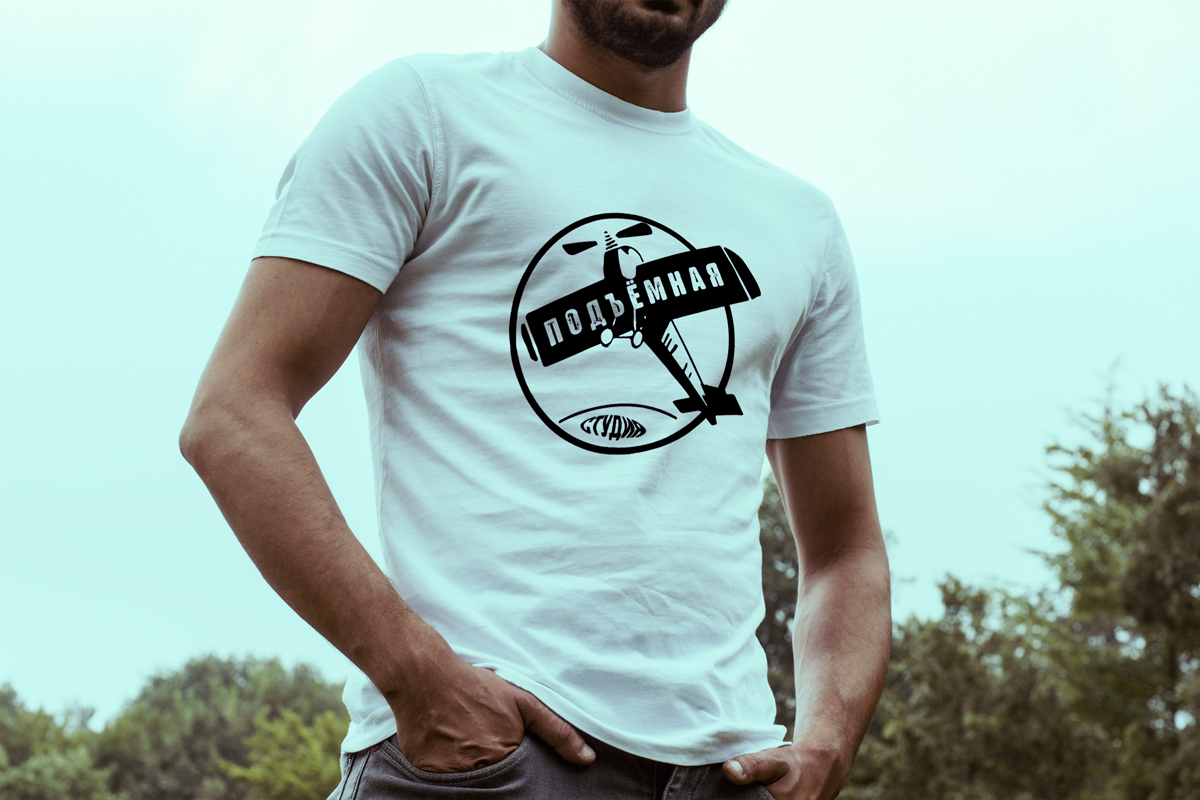 футболка с логотипом