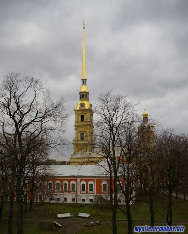 За крепостными стенами. Из серии "Петербург"