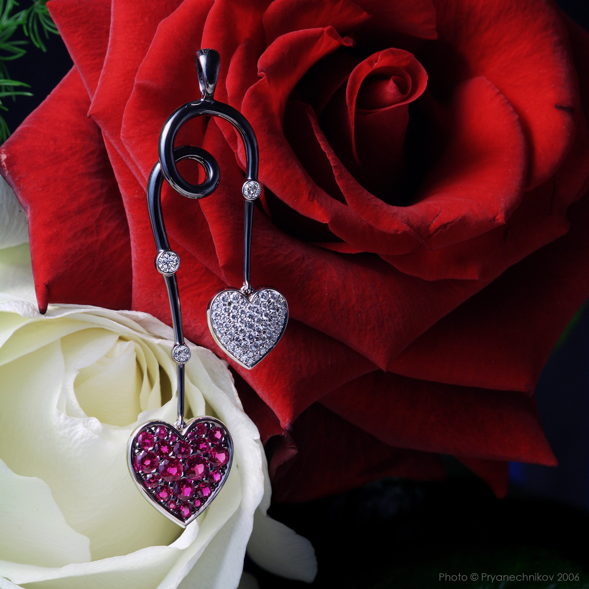 Рекламное фото ювелирных изделий с бриллиантами и драгоценными камнями