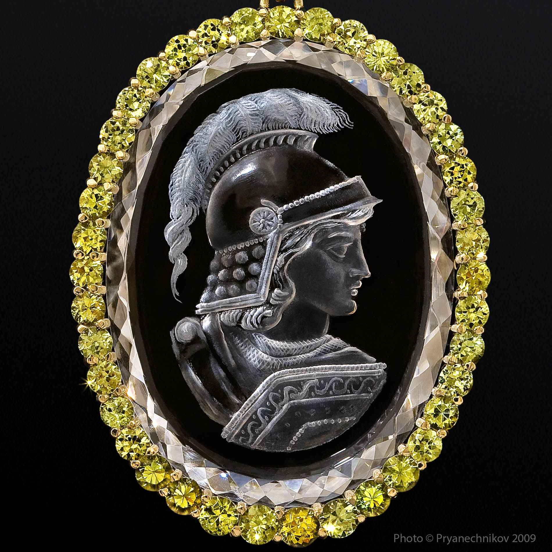 Рекламное фото глиптики Инталии и камеи на драгоценных камнях