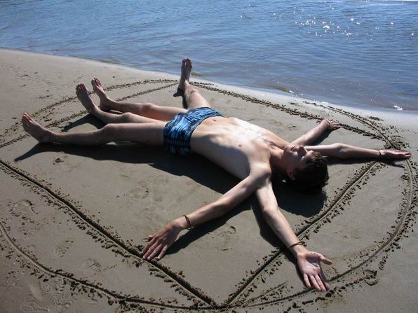 Леонардо нервно курит