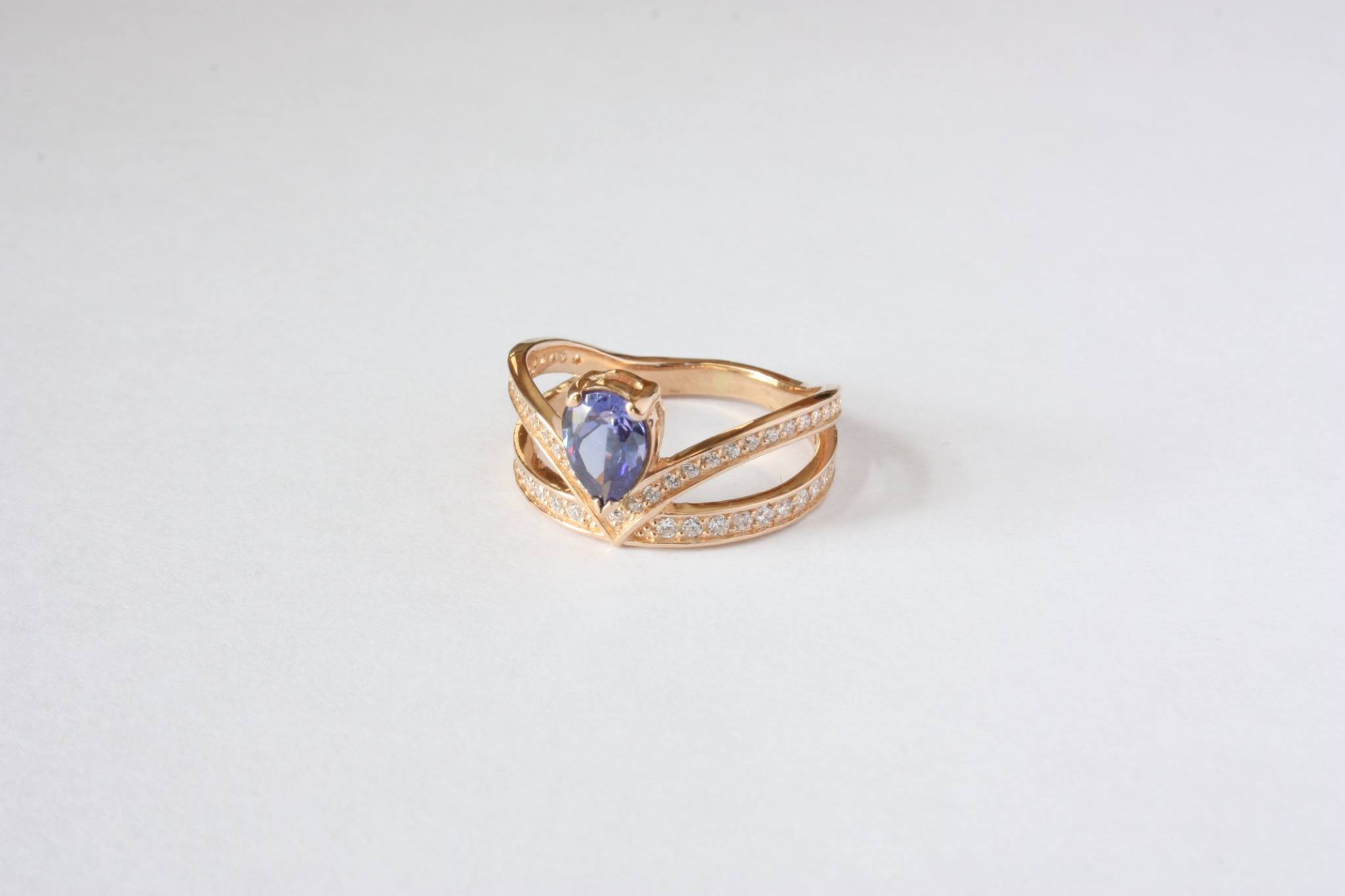 Кольцо с камнем в форме груши