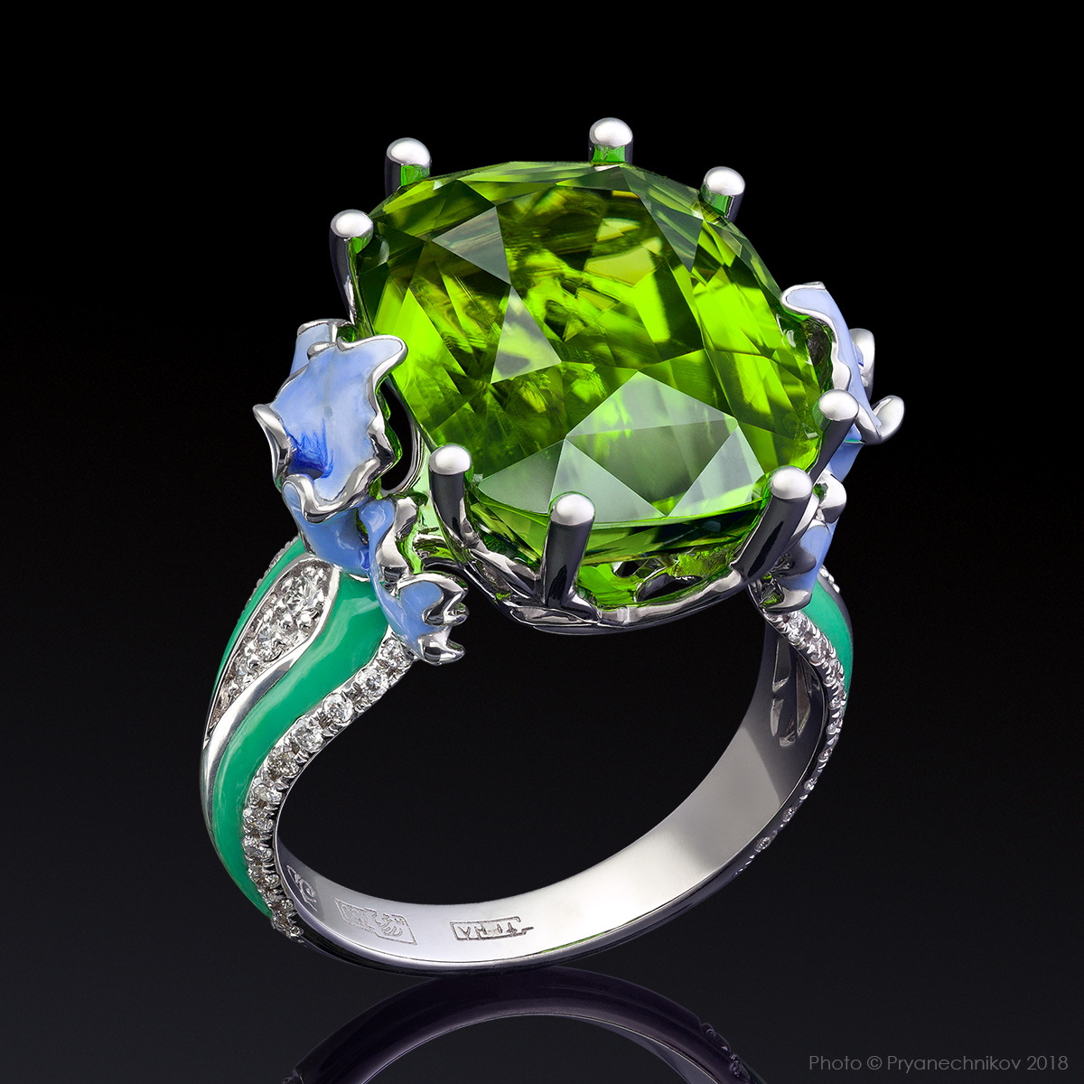 Рекламное фото ювелирных изделий с бриллиантами и драгоценными камнями