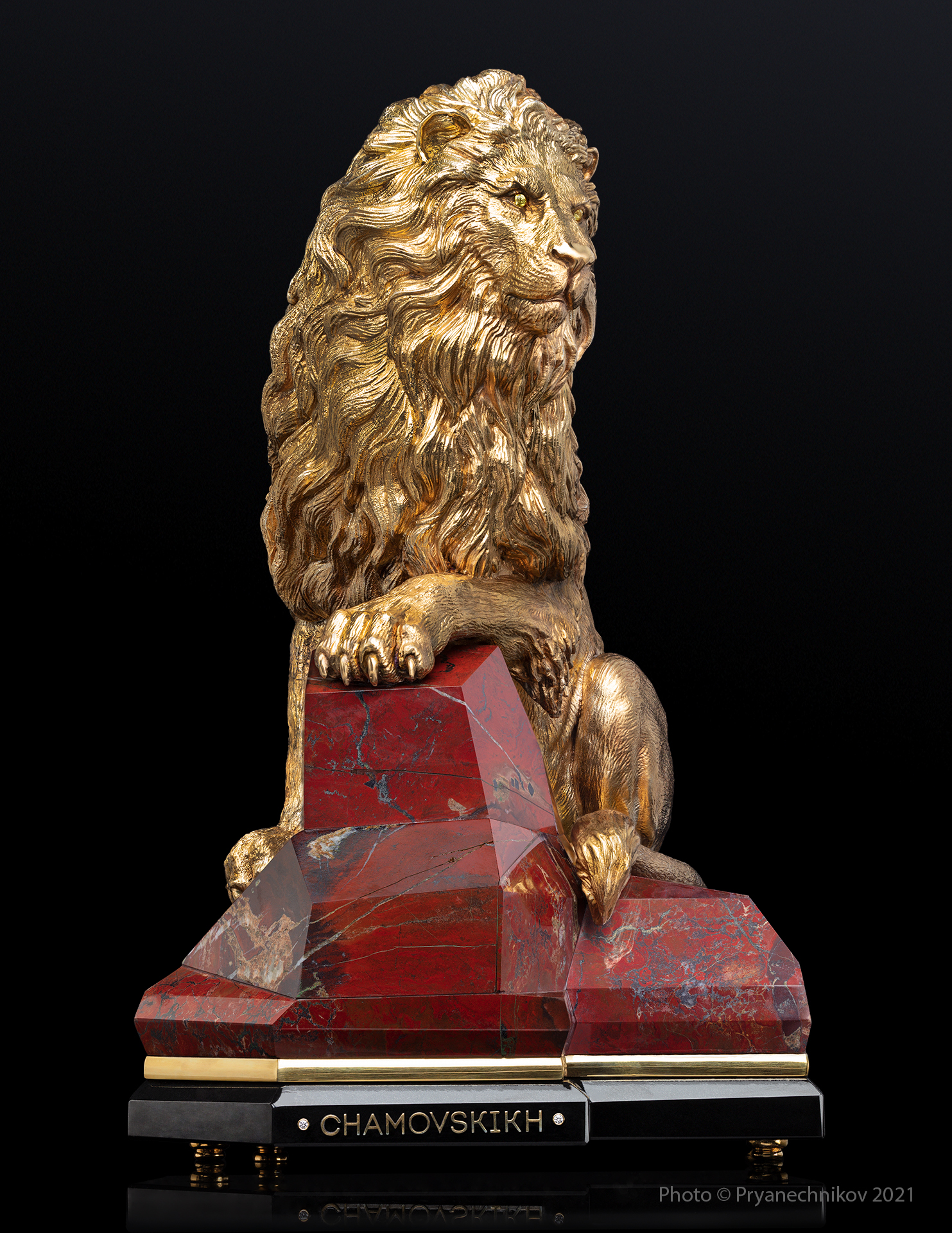 Рекламное фото ювелирных изделий с бриллиантами и драгоценными камнями