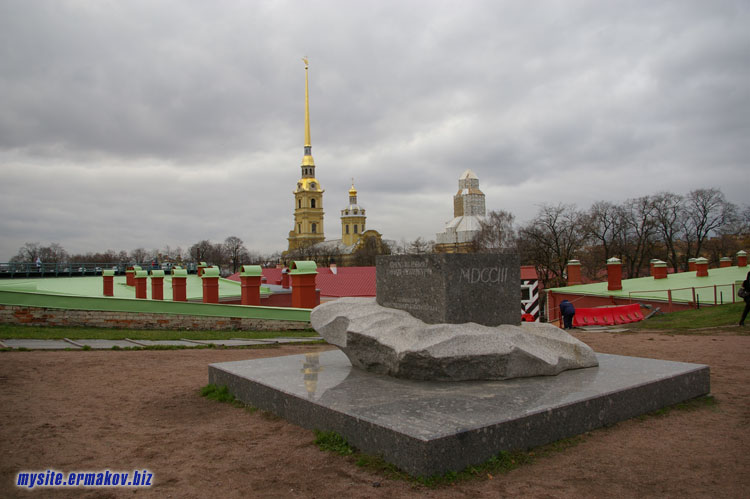 Камень в честь 300-летия. Из серии "Петербург"