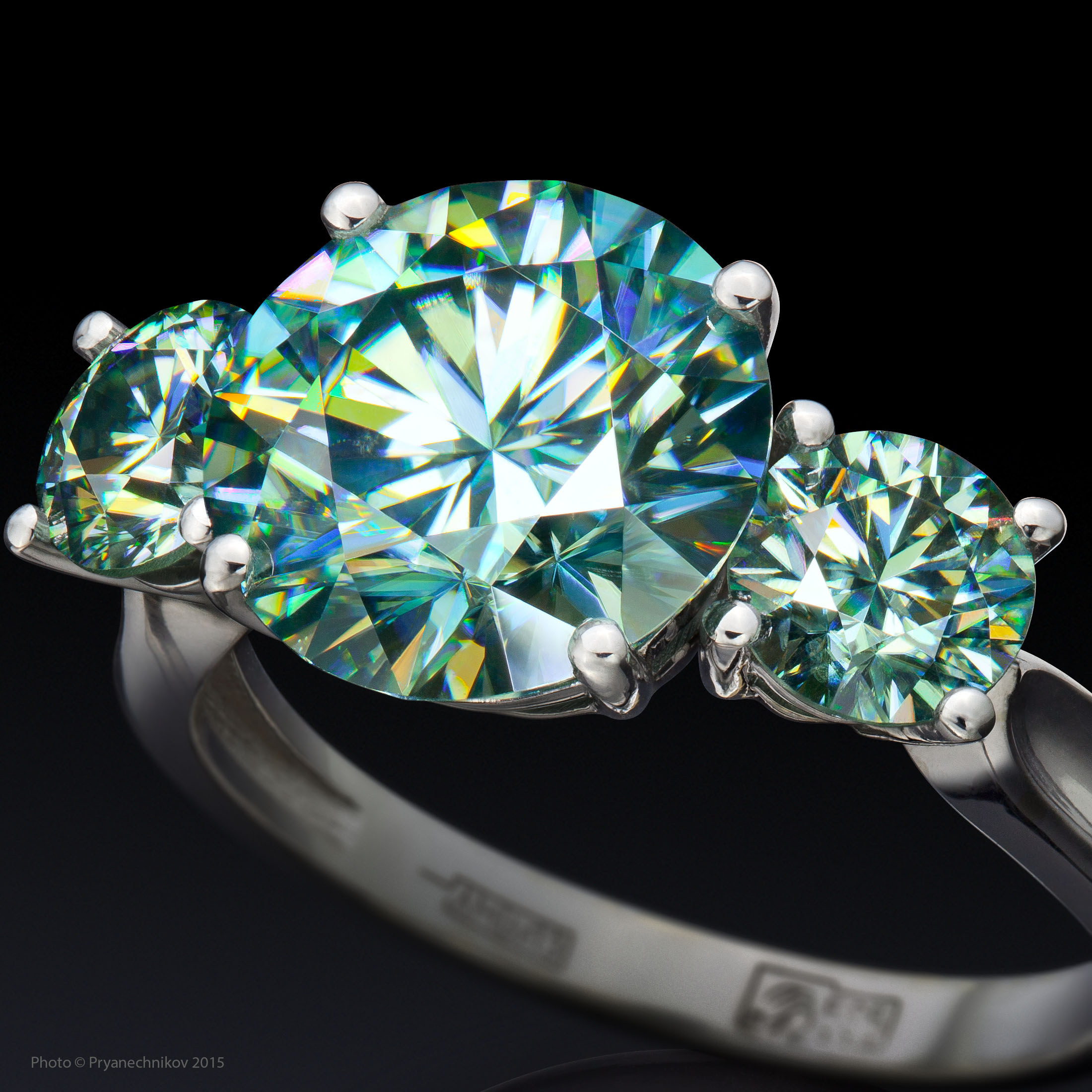 Рекламное фото драгоценных камней муассаниты