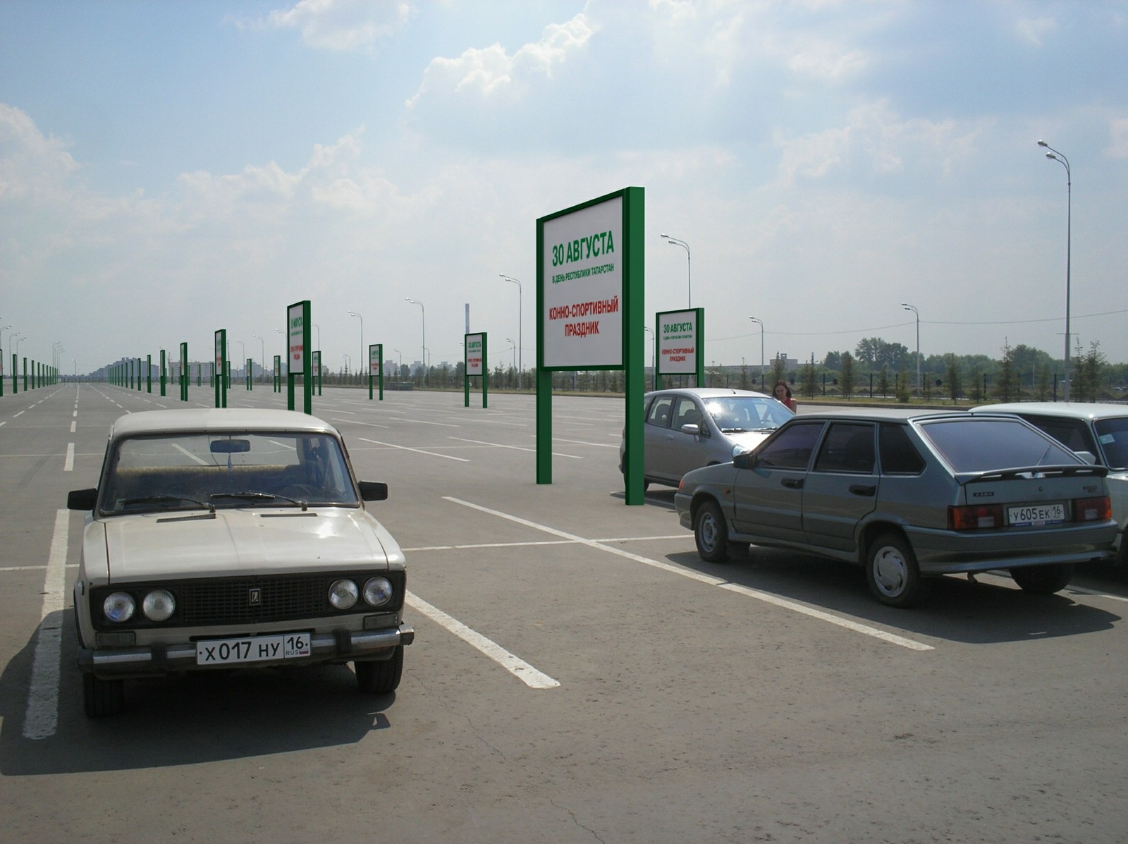 Массив щитов на стоянке ипподрома.