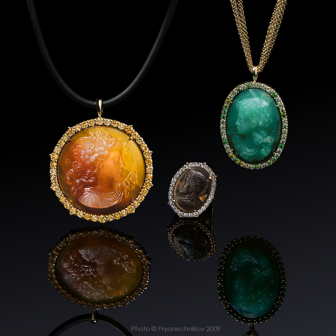 Рекламное фото глиптики Инталии и камеи на драгоценных камнях