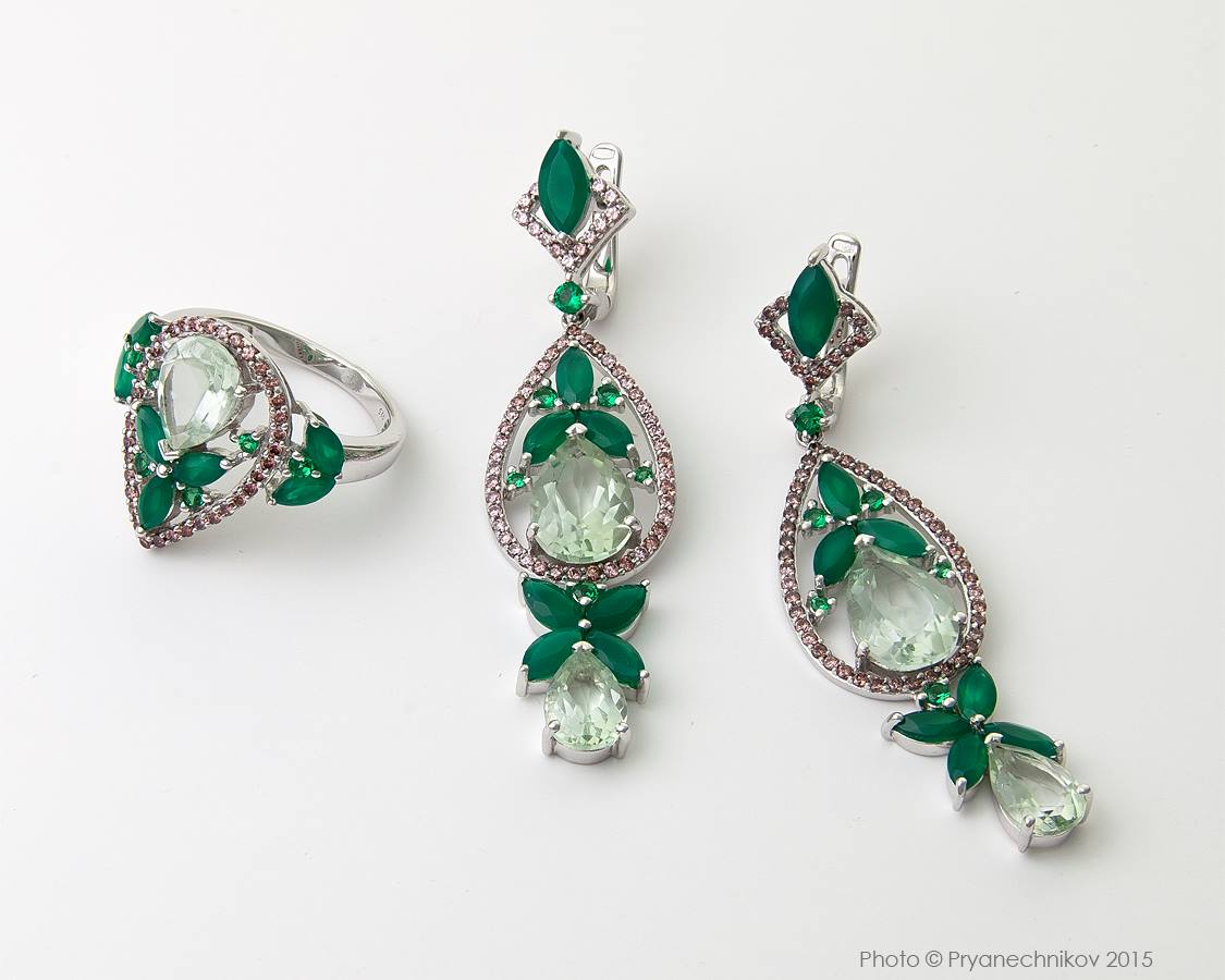 Рекламное фото ювелирных изделий драгоценных камней предметки