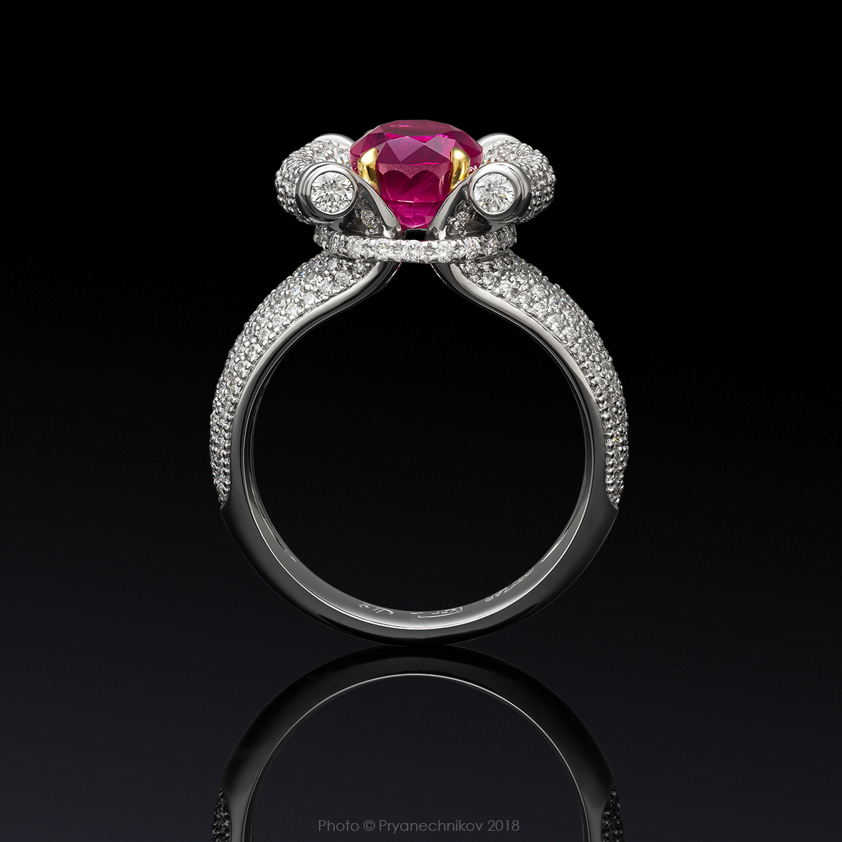 Рекламное фото ювелирных изделий с бриллиантами и драгоценными камнями