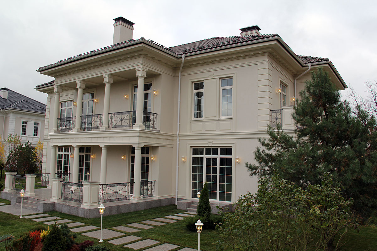 2  дома в классическом стиле
