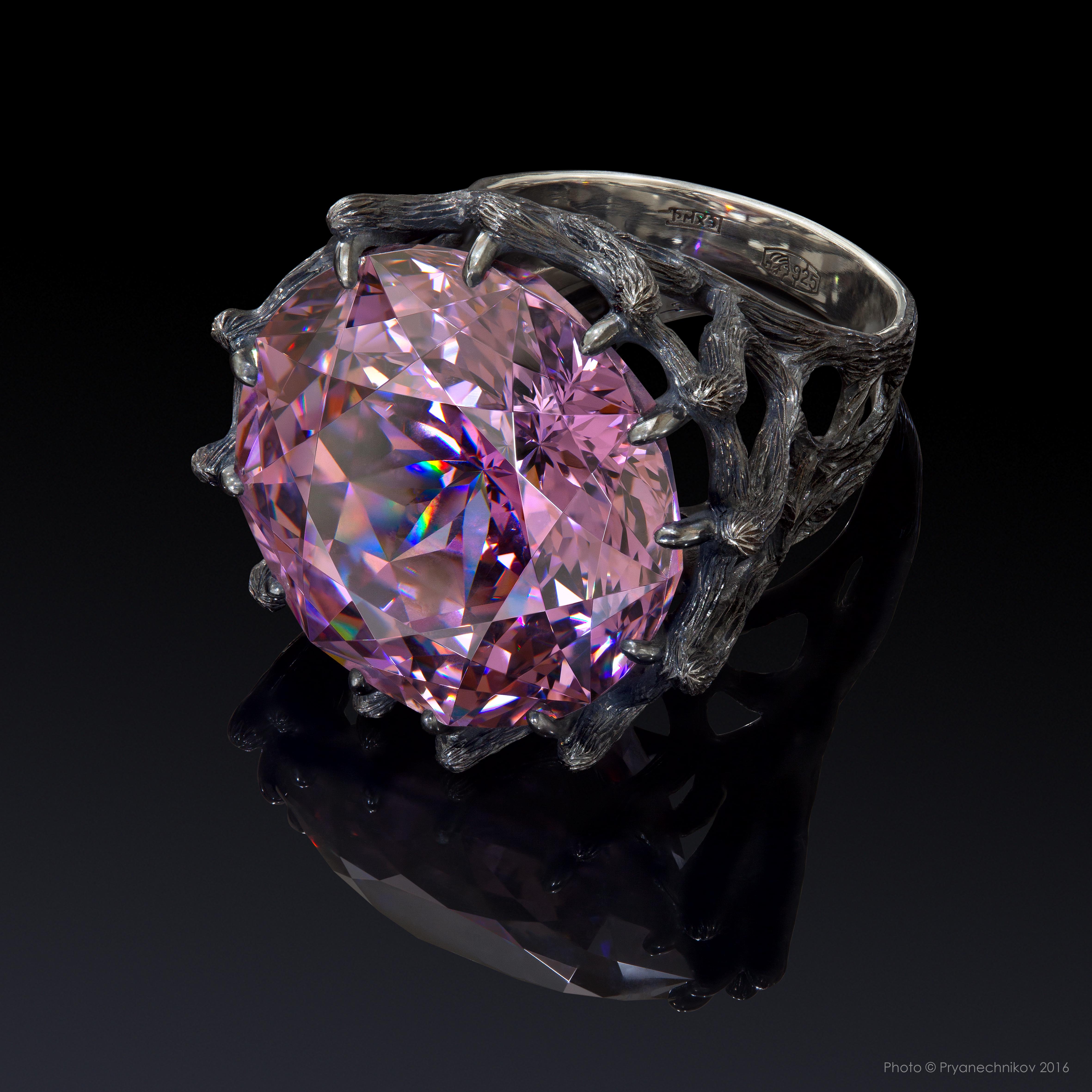 Фото ювелирных изделий из золота с  драгоценными камнями