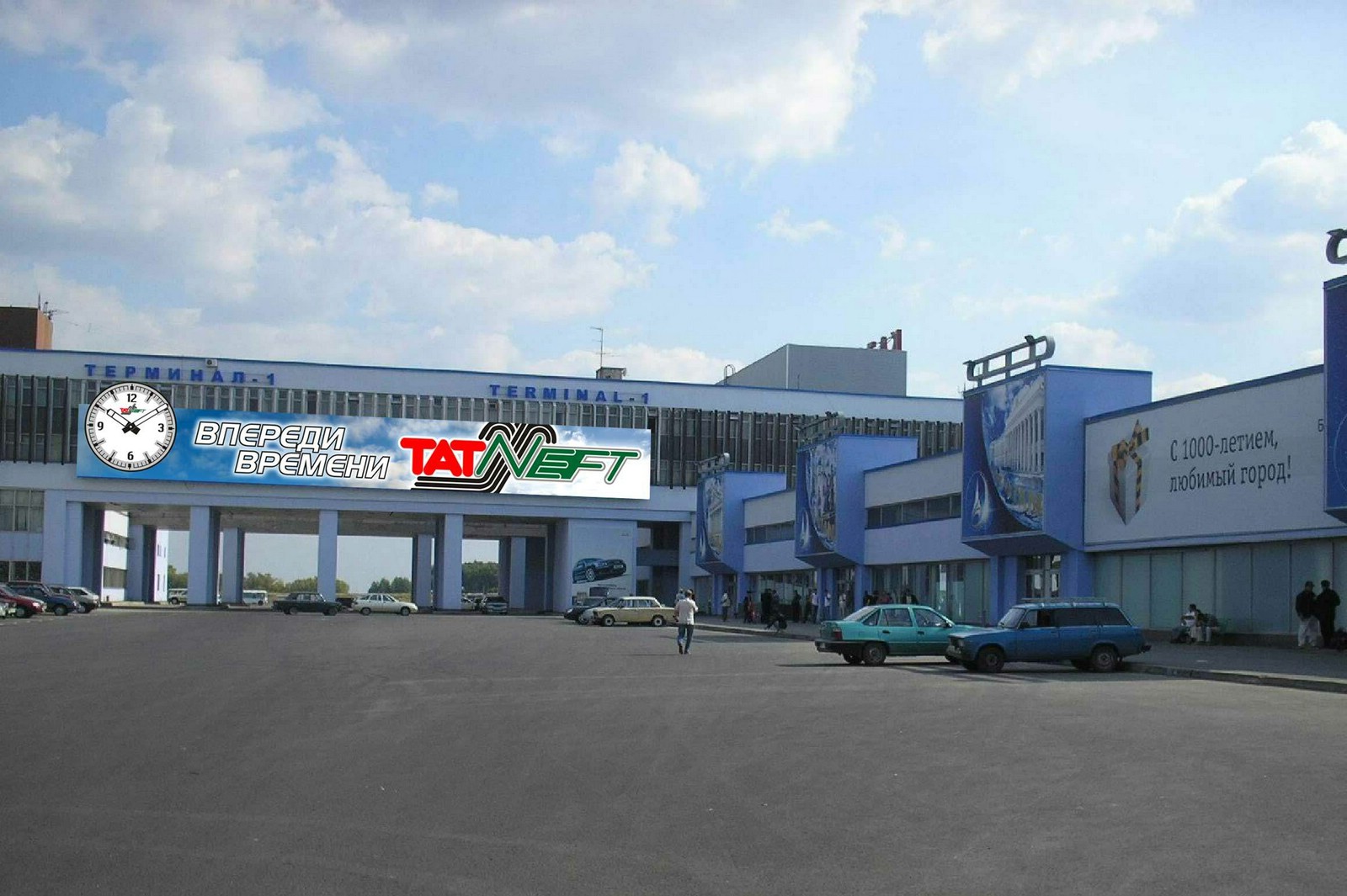 Часы-брэндмауэр аэропорта.