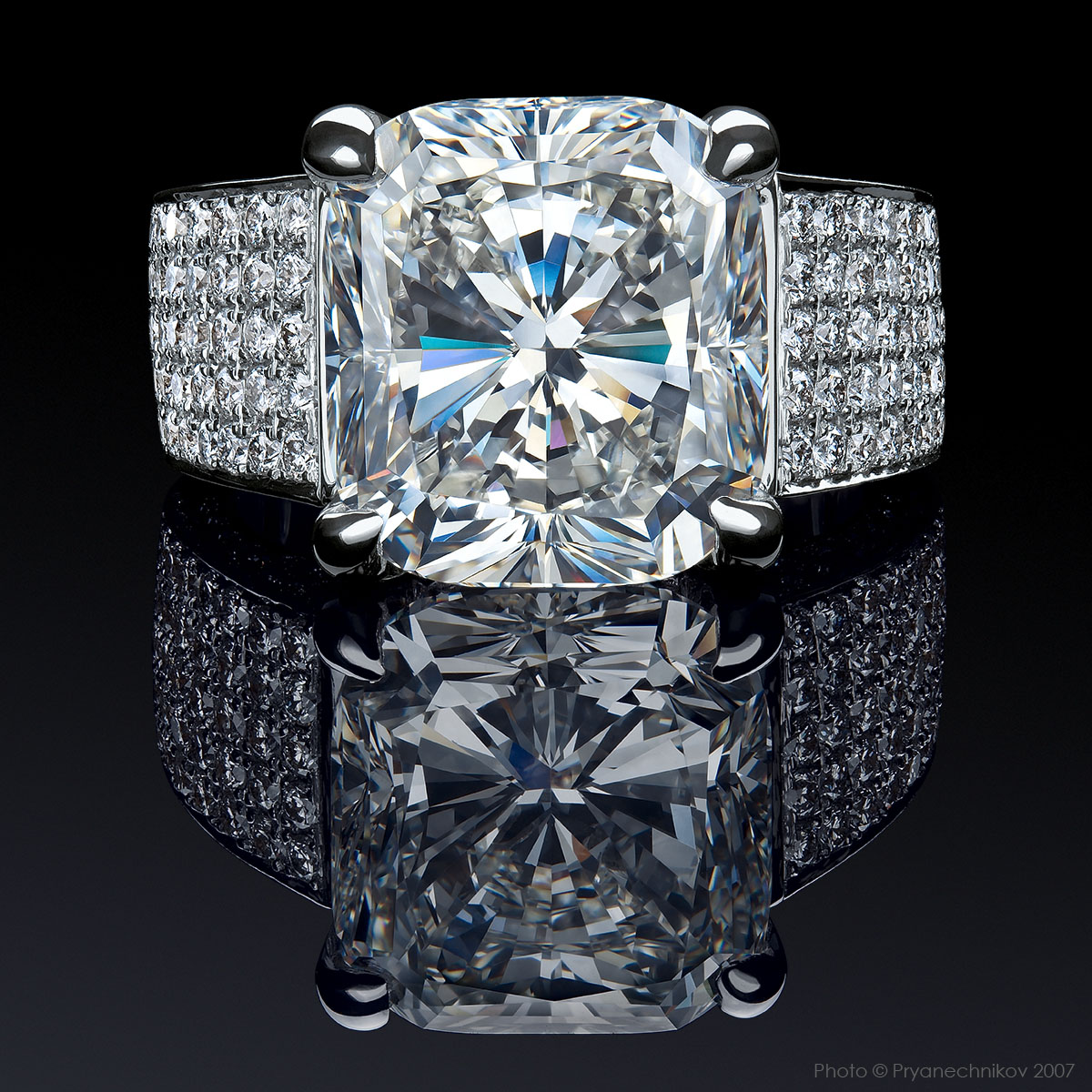 Рекламное фото ювелирных изделий с бриллиантами и драгоценными камнями