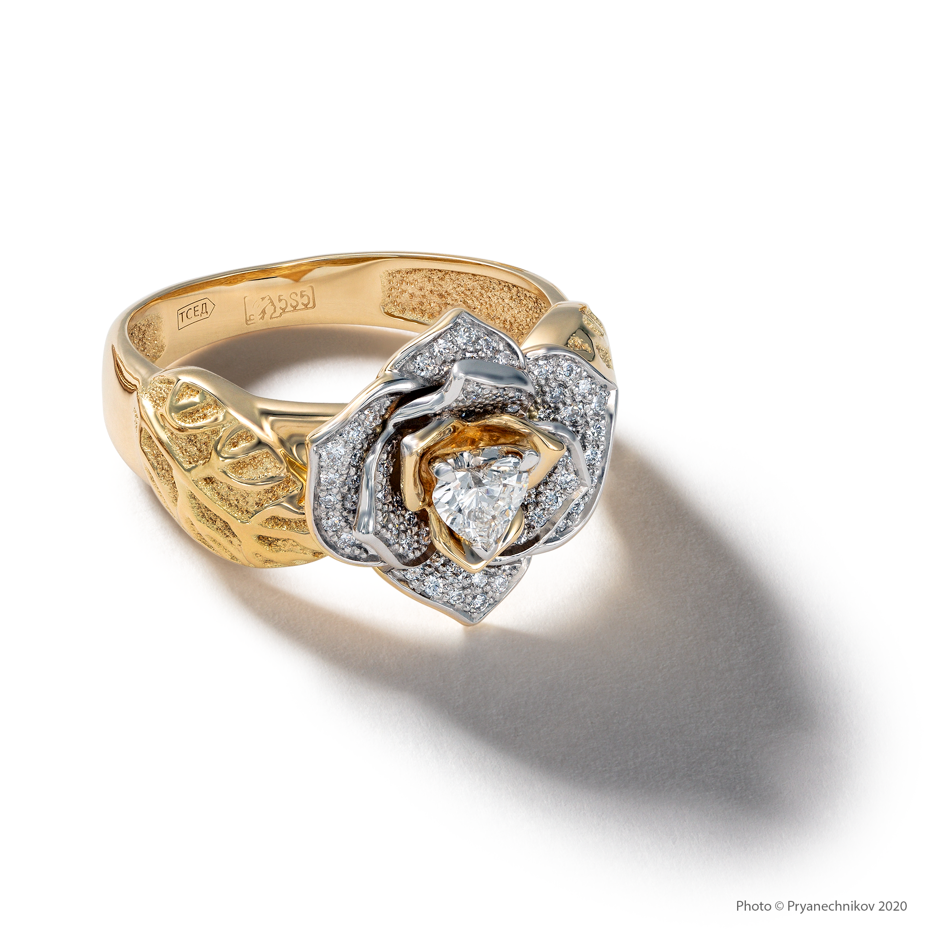 Рекламное фото ювелирных изделий с бриллиантами и драгоценными камнями