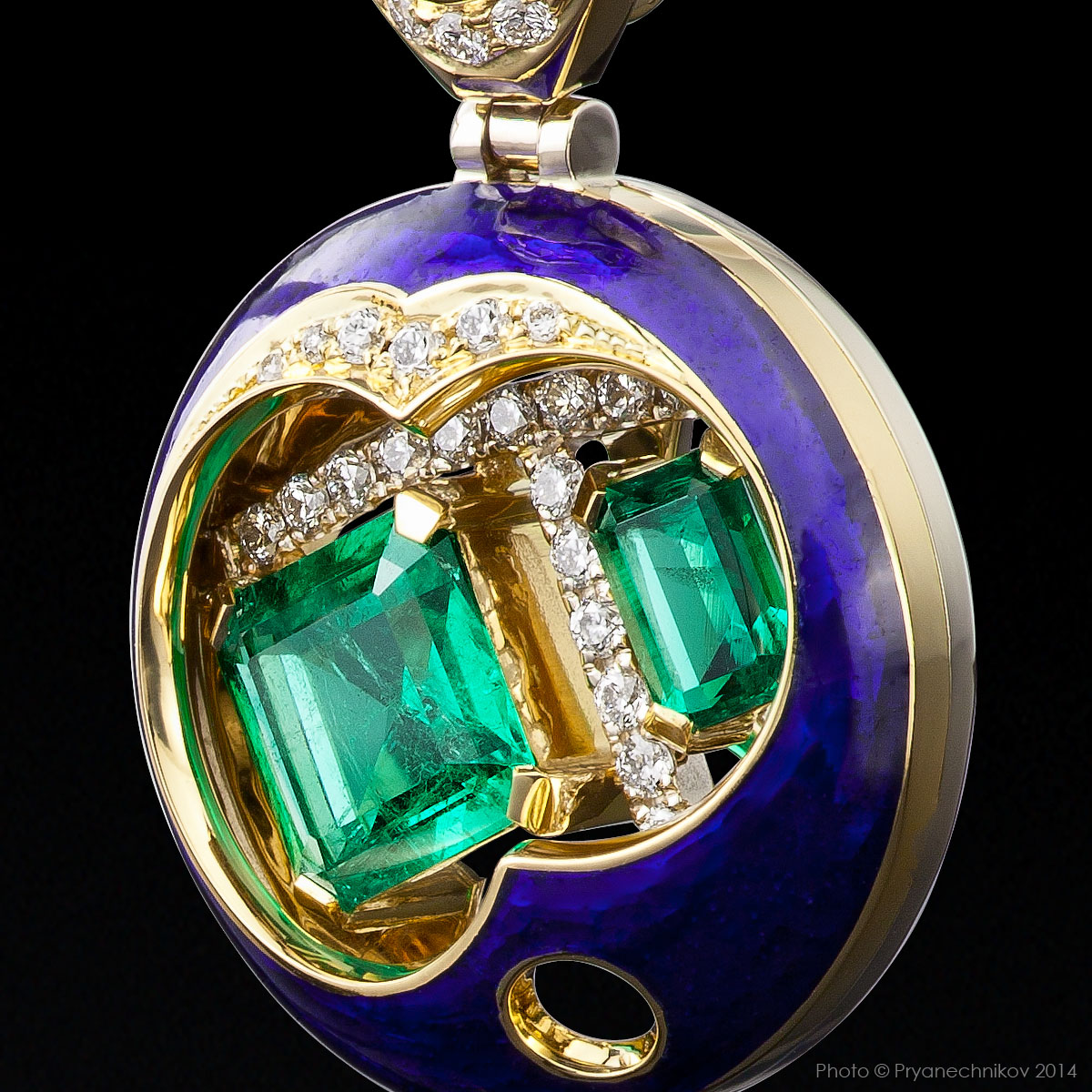 Фото ювелирных изделий с драгоценными камнями, бриллиантами и эмалью 