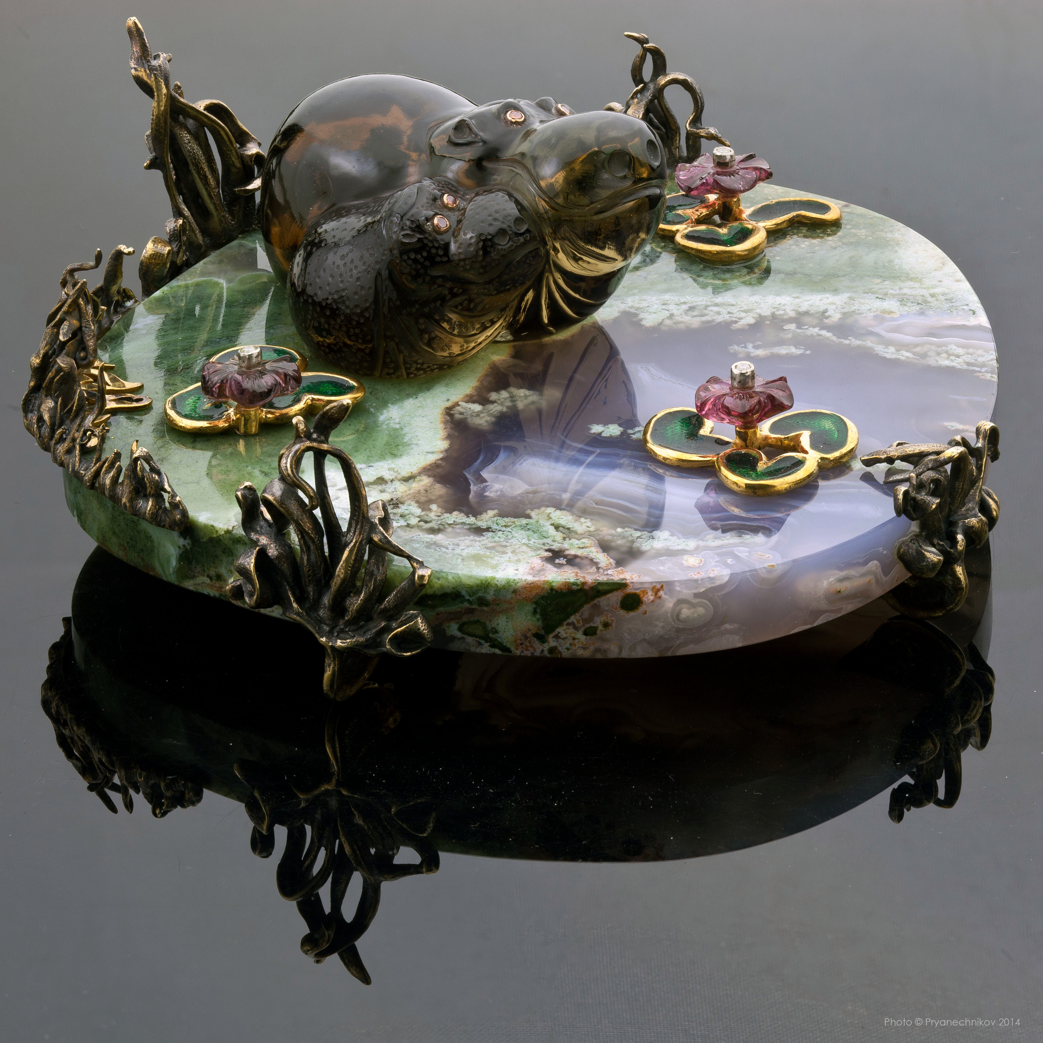 Рекламное фото драгоценных и поделочных камней