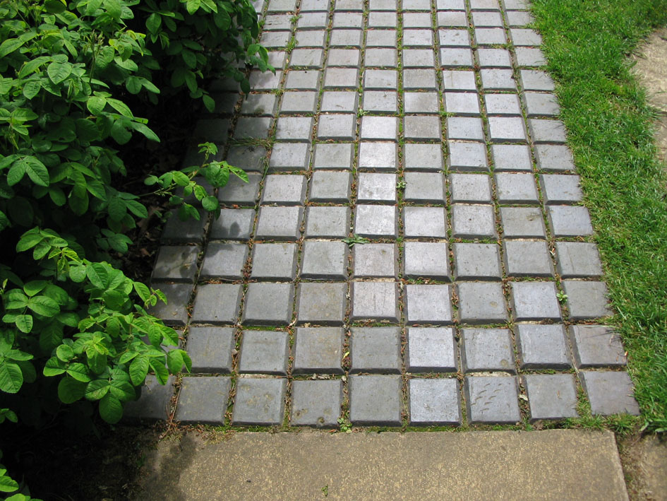 Дорожка из мелкой плитки