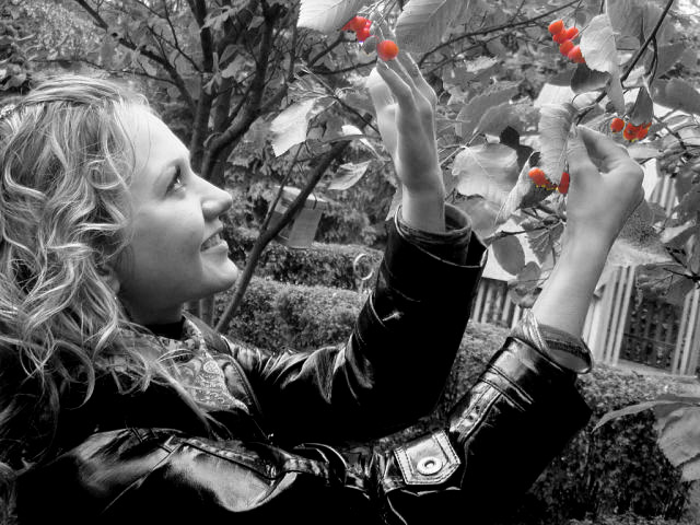 Цветное черно-белое фото.