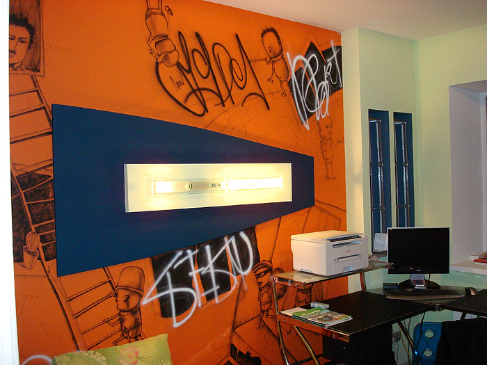 Аэрография на стене в комнате подростка