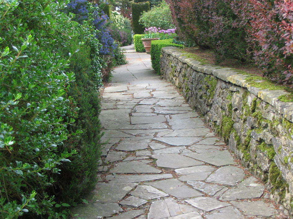Дорожка выложна камнем