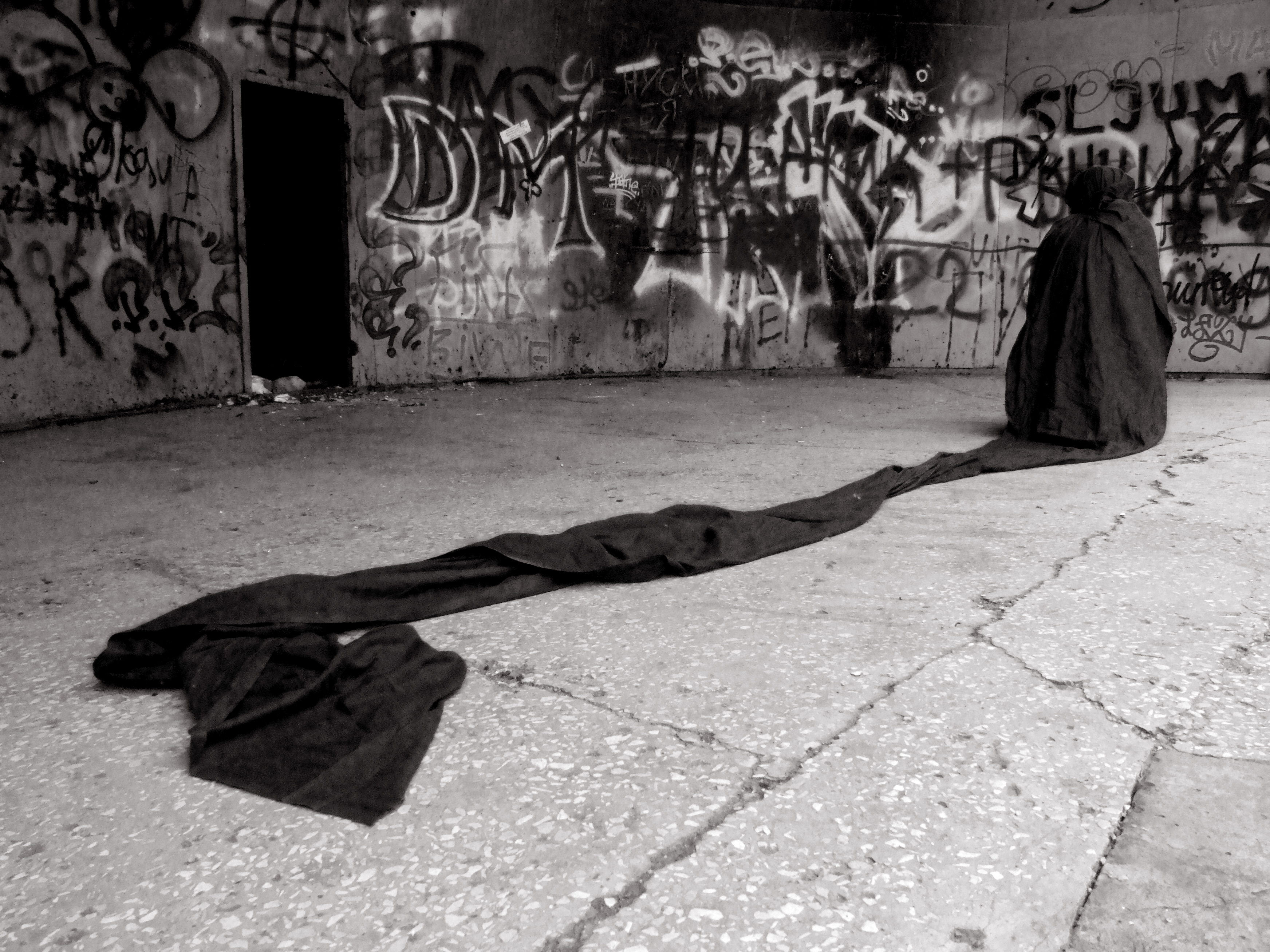 Фотосессия с красным полотном