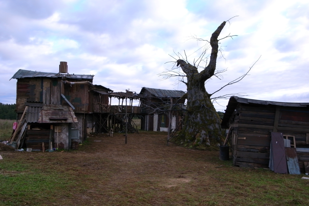 х/ф "Три дня с придурком" 2010 г. двор дома