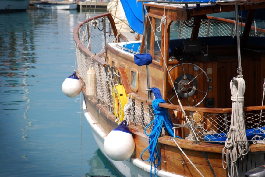 Робкими мазками, осторожно, раздувая ветер, разгоняя воду...