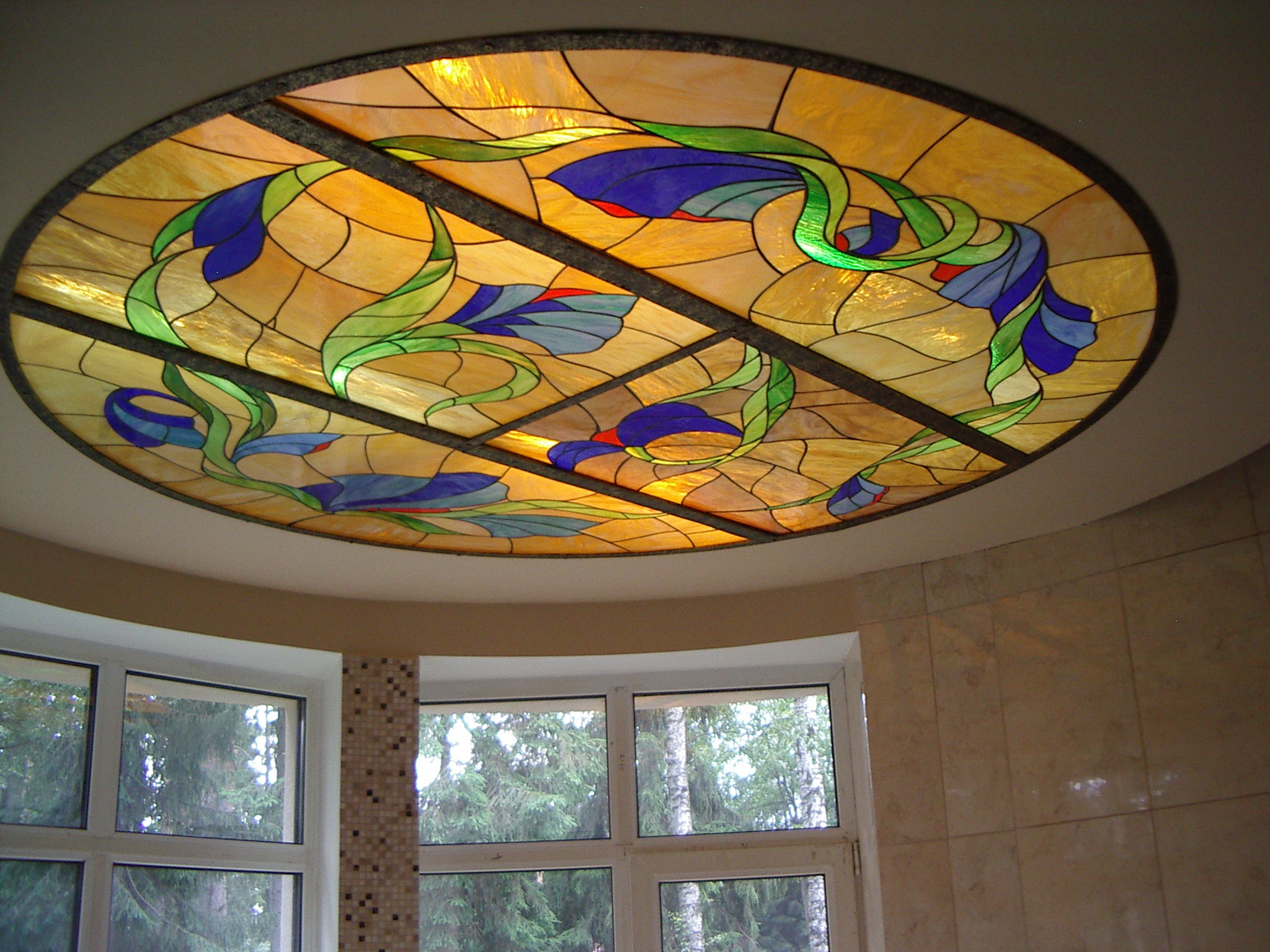 Витражный потолок  над джакузи