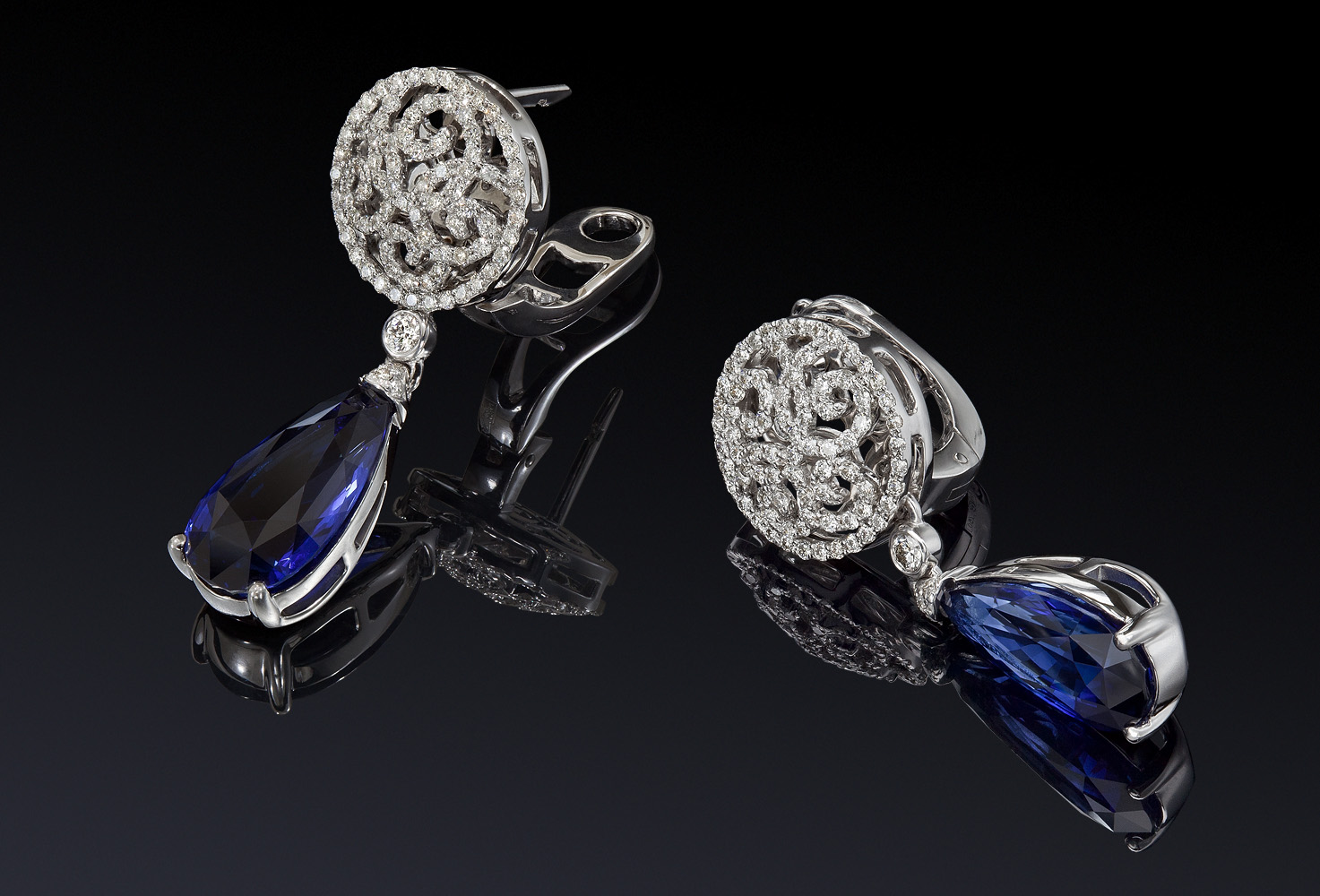 Рекламная фотосъемка ювелирных изделий с сапфиром и бр-тами