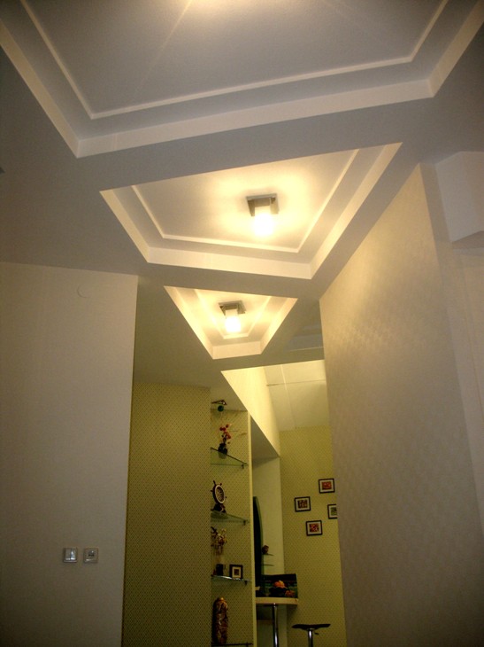 Из прихожей в столовую