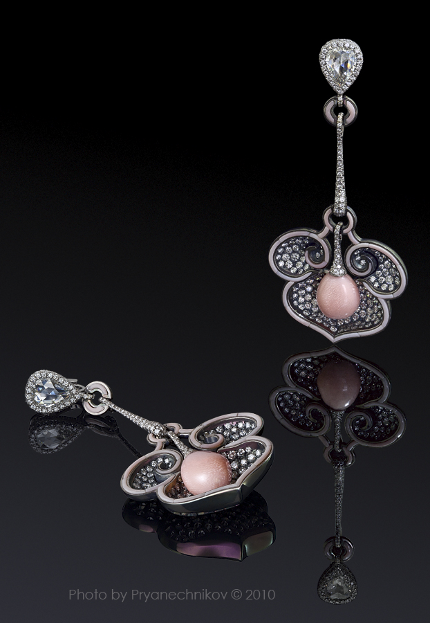 Фото украшений с бриллиантами, жемчугом и титаном. Diamond Jewellery