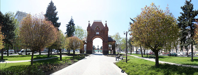 Панорамная фотография Триумфальной арки «Царские ворота» г. Краснодар