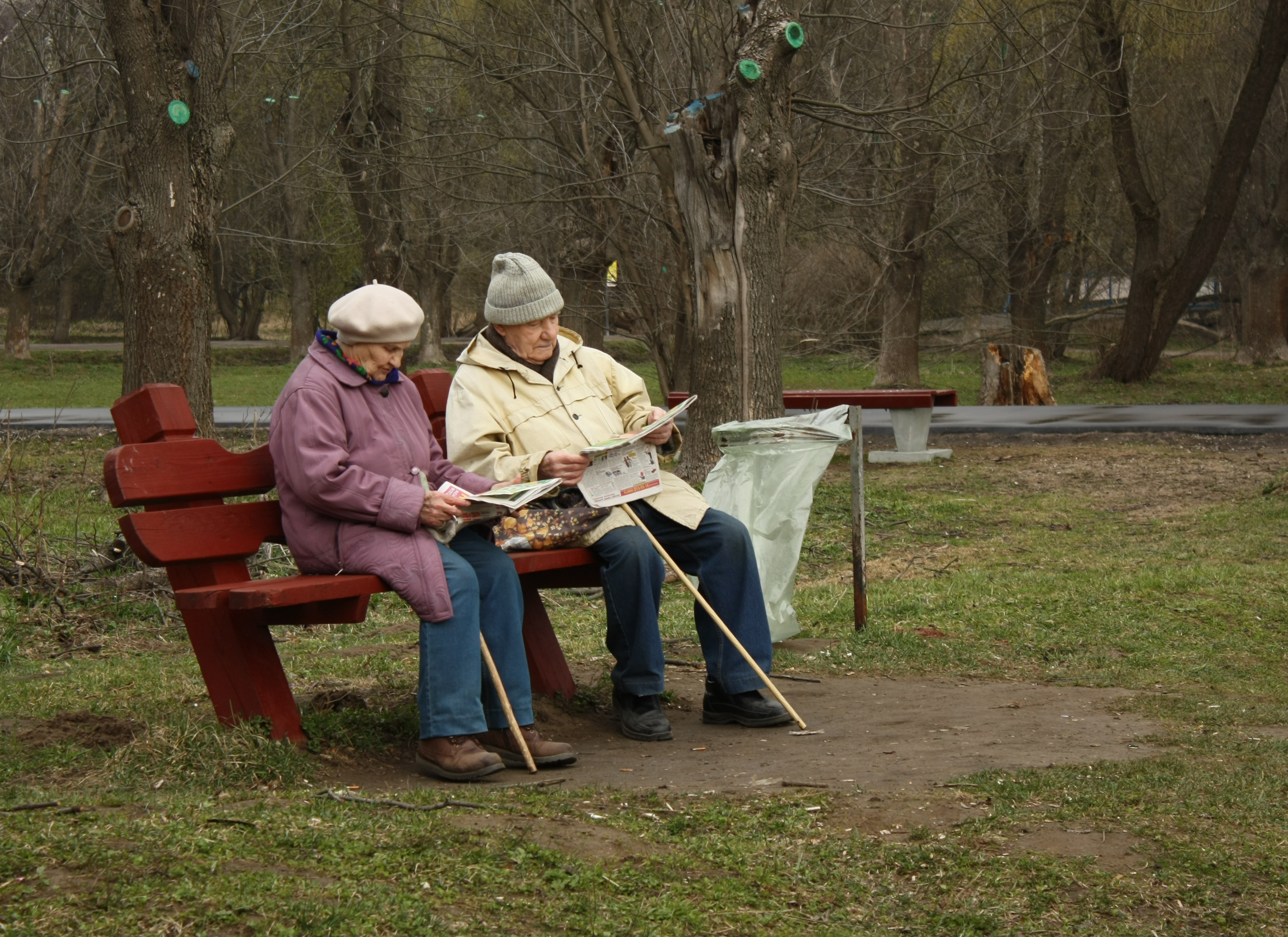 Бабушка с дедушкой рядышком... читают газету