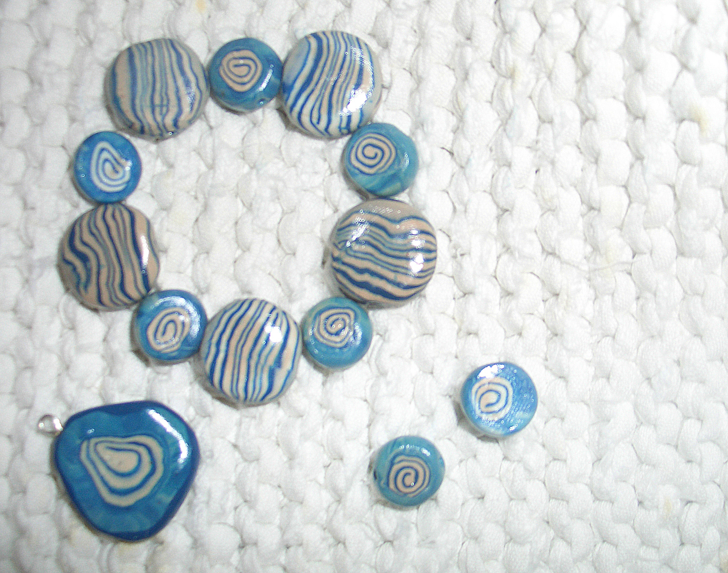 Бусинки-гипноз из полимерной глины