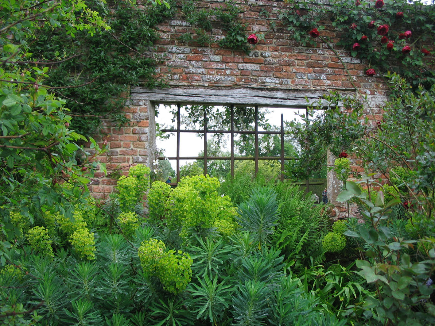 Старая стена-часть декора