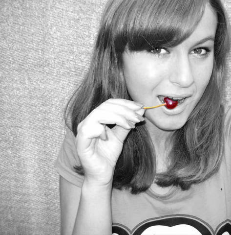 Цветное черно-белое фото.