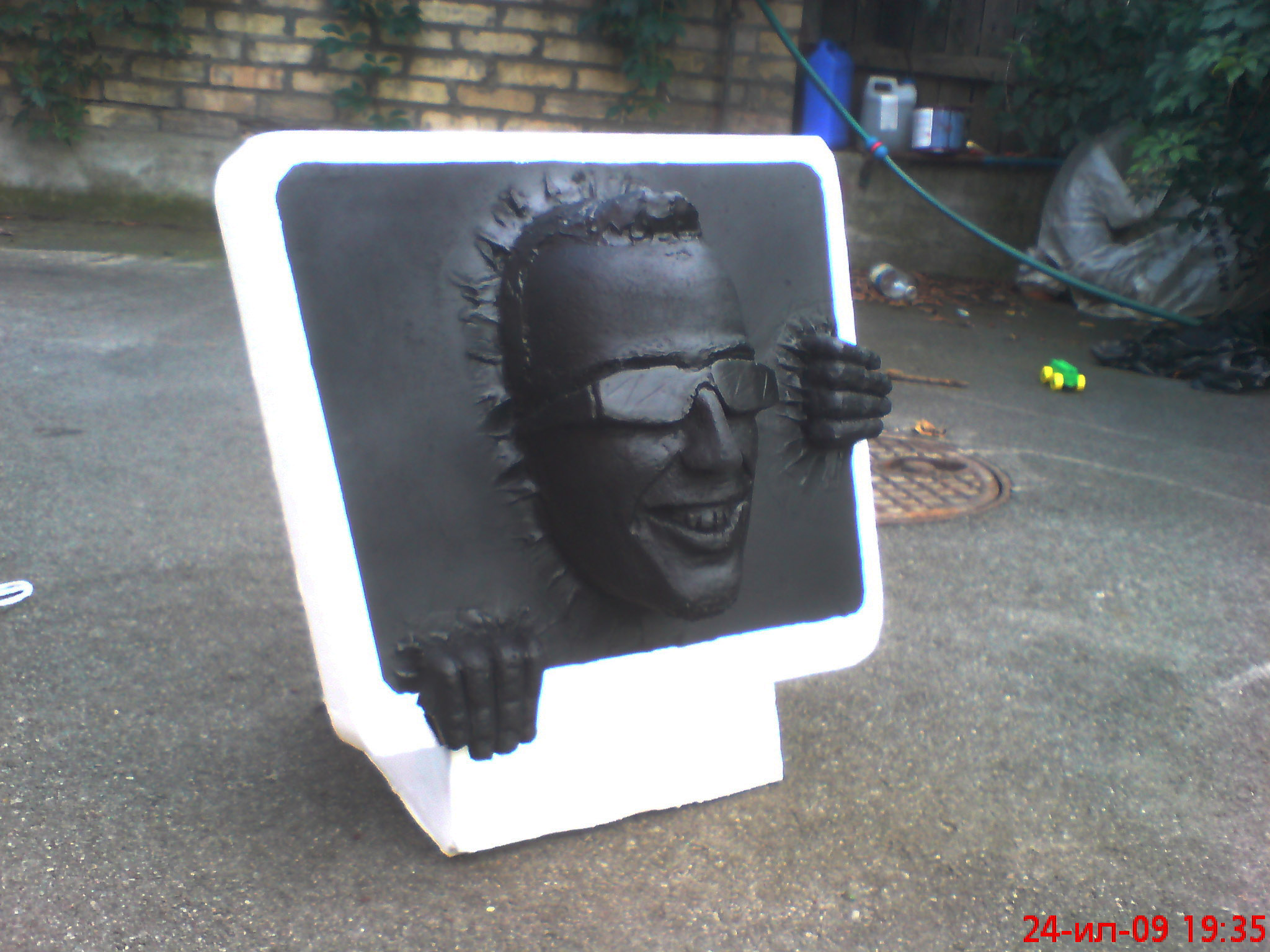 барельефный портрет(натур. величина), ваяние, смеш. техника