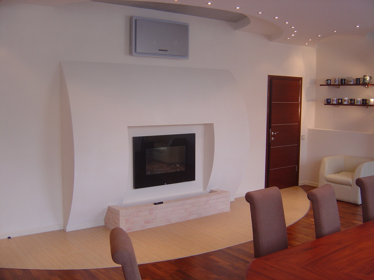 Камин в задней комнате директора