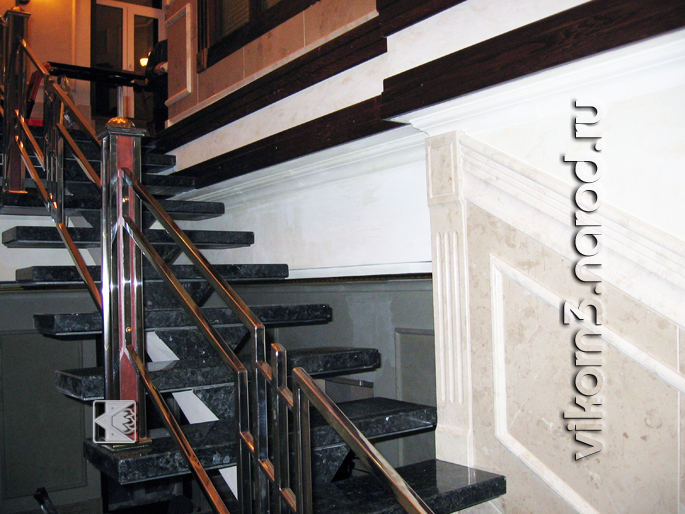 Лестница из гранита на металлическом каркасе