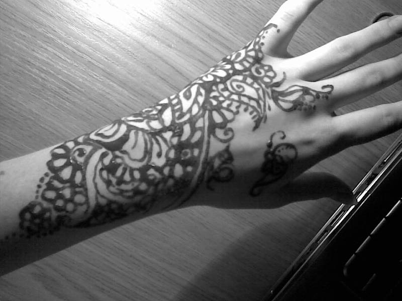 Рисунок хной на руке"