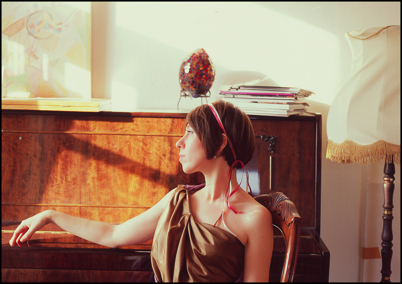 Греческая богиня и пианино 3